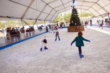 Inauguración de la pista de hielo en la Plaza del Castillo de Pamplona./