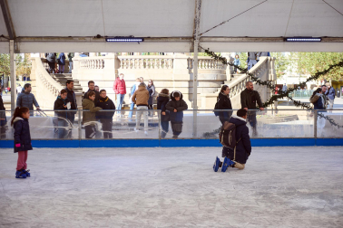 Inauguración de la pista de hielo en la Plaza del Castillo de Pamplona./