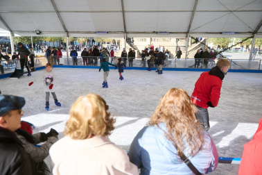 Inauguración de la pista de hielo en la Plaza del Castillo de Pamplona./
