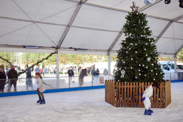 Inauguración de la pista de hielo en la Plaza del Castillo de Pamplona./