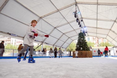 Inauguración de la pista de hielo en la Plaza del Castillo de Pamplona./