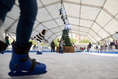 Inauguración de la pista de hielo en la Plaza del Castillo de Pamplona./