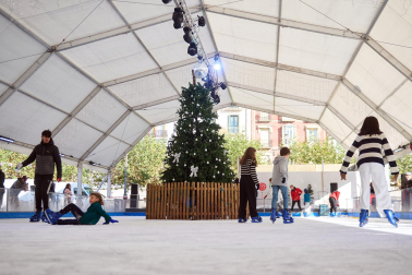 Inauguración de la pista de hielo en la Plaza del Castillo de Pamplona./