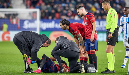 Primera exploración sobre el terreno para valorar el cruzado. El doctor Andrés Fernández y el fisio Asier Urkia entraron a valorar el estado de Mojica de inmediato. Se temía por una grave lesión de rodilla. Enseguida, el médico le hizo la clásica prueba del cajón que da pistas sobre si el ligamento cruzado anterior está o no afectado. Un examen clínico que no es definitivo -se dan falsos positivos y negativos- y por eso se debe esperar a la resonancia magnética de mañana. Mojica se retiró cojeando hasta la banda y de ahí se marchó a los vestuarios ayudado por varios compañeros. La orden de hacer el cambio fue clara. No podía seguir y entró Nacho Vidal./