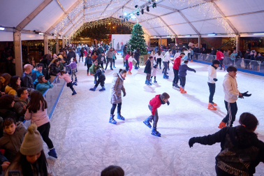 Fotos de la inauguración de la pista de patinaje sobre hielo de la plaza del Castillo
