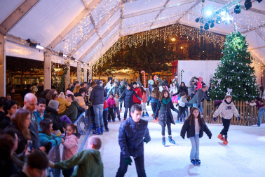 Fotos de la inauguración de la pista de patinaje sobre hielo de la plaza del Castillo