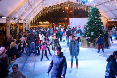 Fotos de la inauguración de la pista de patinaje sobre hielo de la plaza del Castillo