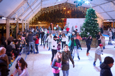 Fotos de la inauguración de la pista de patinaje sobre hielo de la plaza del Castillo