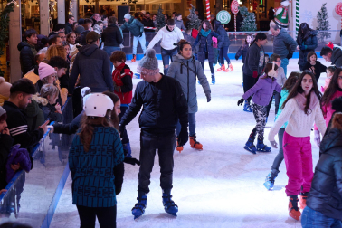 Fotos de la inauguración de la pista de patinaje sobre hielo de la plaza del Castillo