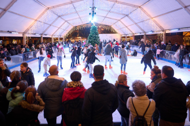 Fotos de la inauguración de la pista de patinaje sobre hielo de la plaza del Castillo