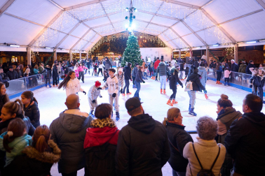 Fotos de la inauguración de la pista de patinaje sobre hielo de la plaza del Castillo