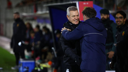 Saludo entre Javier Aguirre y Txiki Akaz