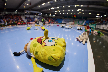 Lluvia de peluches por una causa solidaria en el partido Helvetia Anaitasuna - Benidorm.