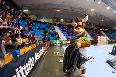 Lluvia de peluches por una causa solidaria en el partido Helvetia Anaitasuna - Benidorm.