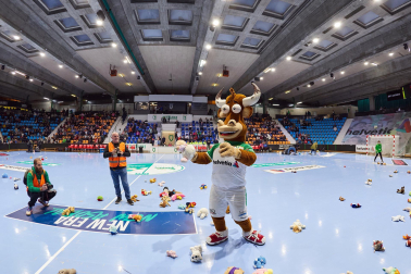 Lluvia de peluches por una causa solidaria en el partido Helvetia Anaitasuna - Benidorm.