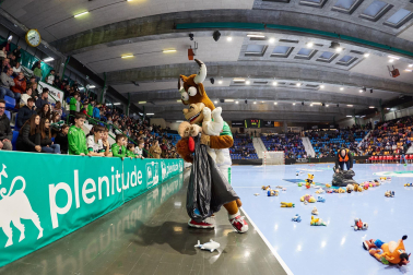 Lluvia de peluches por una causa solidaria en el partido Helvetia Anaitasuna - Benidorm.