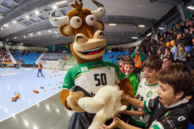 Lluvia de peluches por una causa solidaria en el partido Helvetia Anaitasuna - Benidorm.