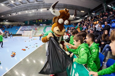 Lluvia de peluches por una causa solidaria en el partido Helvetia Anaitasuna - Benidorm.