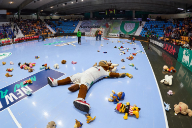 Lluvia de peluches por una causa solidaria en el partido Helvetia Anaitasuna - Benidorm.