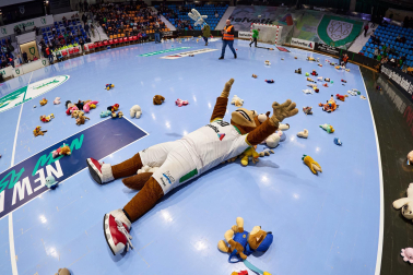 Lluvia de peluches por una causa solidaria en el partido Helvetia Anaitasuna - Benidorm.