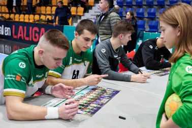 Los jugadores del Helvetia han firmado el póster de la plantilla a los aficionado al finalizar el partido.