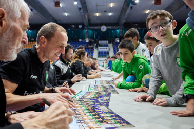 Los jugadores del Helvetia han firmado el póster de la plantilla a los aficionado al finalizar el partido.