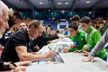 Los jugadores del Helvetia han firmado el póster de la plantilla a los aficionado al finalizar el partido.