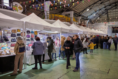 Fotos del mercado de artesanía en la estación de autobuses de Pamplona. /