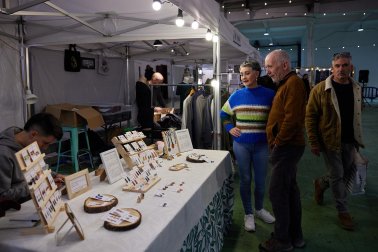 Fotos del mercado de artesanía en la estación de autobuses de Pamplona. /