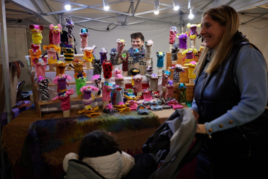 Fotos del mercado de artesanía en la estación de autobuses de Pamplona. /