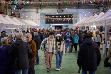 Fotos del mercado de artesanía en la estación de autobuses de Pamplona. /
