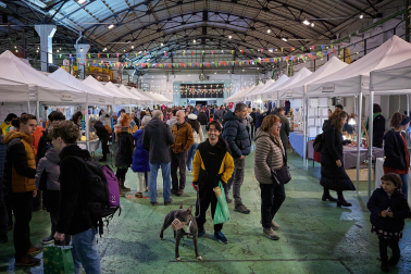 Fotos del mercado de artesanía en la estación de autobuses de Pamplona. /