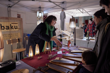 Fotos del mercado de artesanía en la estación de autobuses de Pamplona. /