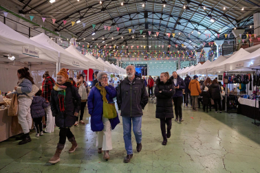 Fotos del mercado de artesanía en la estación de autobuses de Pamplona. /