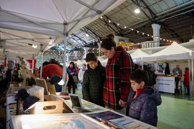 Fotos del mercado de artesanía en la estación de autobuses de Pamplona. /