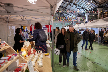 Fotos del mercado de artesanía en la estación de autobuses de Pamplona. /