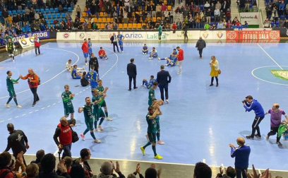 Tras la victoria frente al Peñíscola y la clasificación para la Copa, el equipo ha aplaudido a sus seguidores y ha compartido su alegría con ellos