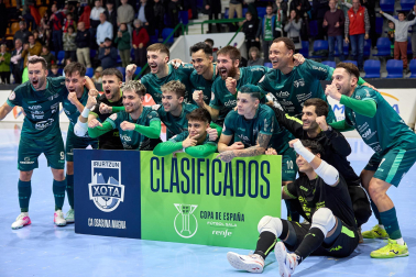 Fotos de la celebración de Osasuna Magna tras conseguir el pase a la Copa de España. /
