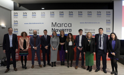ENTIDADES BANCARIAS. Desde la izquierda: Eduardo Elizalde y Maitane Bueno, responsables de zona de Laboral Kutxa en Navarra, Rubén Marcos y Jesús Gutiérrez, de Banco Santander, Alicia Nicolás, directora comercial de Grupo La Información, Carmen Díaz de Rada, Marta Borruel y Óscar Moral, de CaixaBank, Inés Abendaño y Luis Ruiz, de Banco Santander, y Aldonza González, de Grupo La Información./
