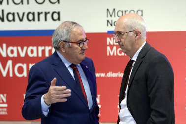 El presidente de Osasuna, Luis Sabalza, y el director de Diario de Navarra, Miguel Ángel Riezu./