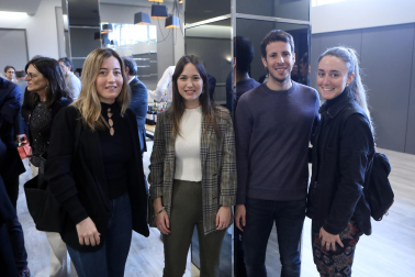 LA CIENCIA Y LA CULTURA VITIVINÍCOLA. De izquierda a derecha, la emprendedora especialista en la cultura del vino Beatriz López Martínez, la investigadora del centro Navarrabiomed Marta Redondo Muñoz, y el científico del CIMA Iker Ausejo Mauleón, con su acompañante, Irati Hervás. Los dos investigadores luchan contra el cáncer y defienden este mes su tesis doctoral./