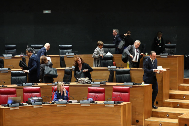 El grupo parlamentario de UPN abandona el Parlamento de Navarra./