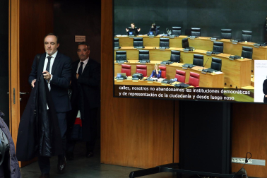 El grupo parlamentario de UPN abandona el Parlamento de Navarra./