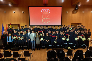 Fotos del acto celebrado este viernes en Baluarte en el que la nueva promoción de bomberos ha recibido un diploma y su casco de trabajo.