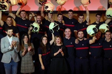 Fotos del acto celebrado este viernes en Baluarte en el que la nueva promoción de bomberos ha recibido un diploma y su casco de trabajo.