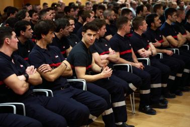 Fotos del acto celebrado este viernes en Baluarte en el que la nueva promoción de bomberos ha recibido un diploma y su casco de trabajo.