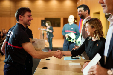 Fotos del acto celebrado este viernes en Baluarte en el que la nueva promoción de bomberos ha recibido un diploma y su casco de trabajo.