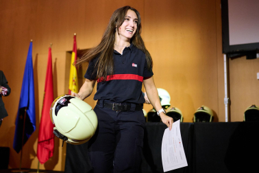 Fotos del acto celebrado este viernes en Baluarte en el que la nueva promoción de bomberos ha recibido un diploma y su casco de trabajo.