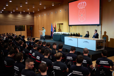 Fotos del acto celebrado este viernes en Baluarte en el que la nueva promoción de bomberos ha recibido un diploma y su casco de trabajo.