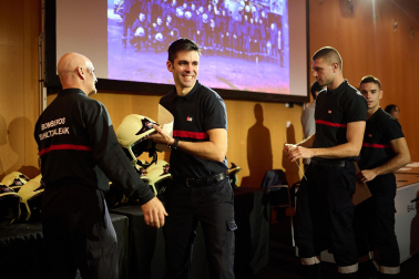 Fotos del acto celebrado este viernes en Baluarte en el que la nueva promoción de bomberos ha recibido un diploma y su casco de trabajo.